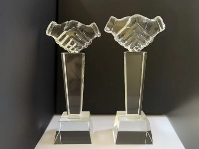 CRYSTAL TROPHY ( MODEL NO – HAND SHAKE )